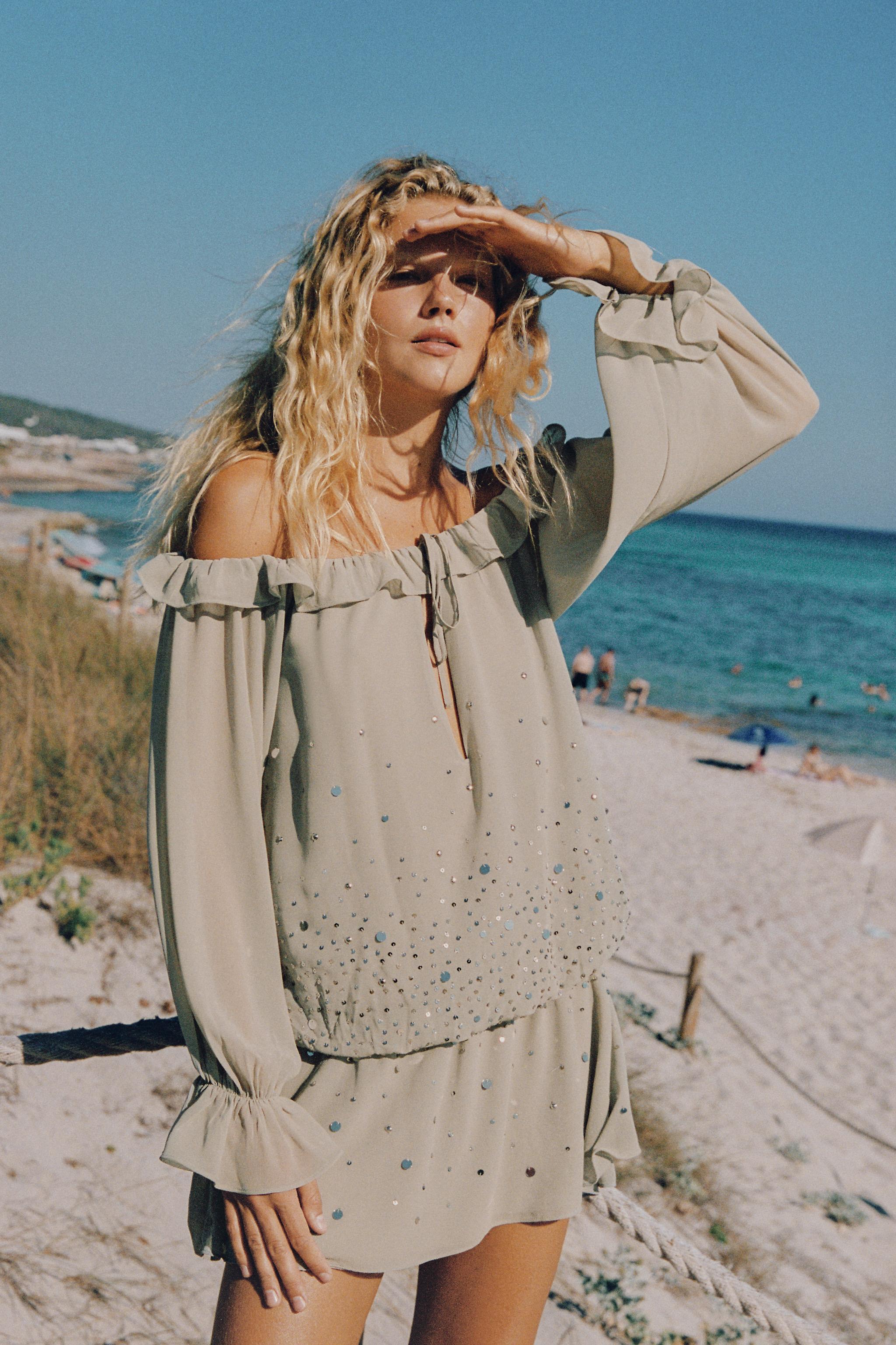 ROBE EN GEORGETTE À VOLANTS ET BRILLANTS